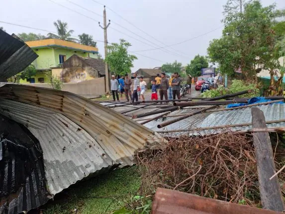 କାଳବୈଶାଖୀରେ ଉଡ଼ିଗଲା ଛପର