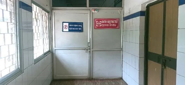 ରୋଗୀଙ୍କୁ ଧୋକା ଦେଉଛି ଆର୍‌ଜିଏଚ୍‌, ଖତ ଖାଉଛି ଦେଢ଼ କୋଟିର ଦୁଇ ମେସିନ୍‌,ଟେକ୍ନସିଆନ୍‌ ଆସିଲେ ଚାଲିବ ବୋଲି କହୁଛନ୍ତି ଅଧୀକ୍ଷକ