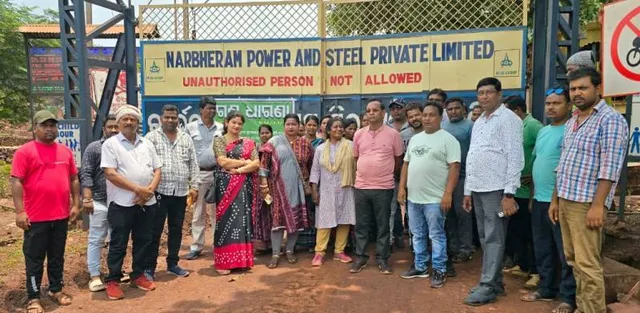 କାରଖାନା ଫାଟକ ଆଗରେ ଗ୍ରାମବାସୀଙ୍କ ଆନ୍ଦୋଳନ