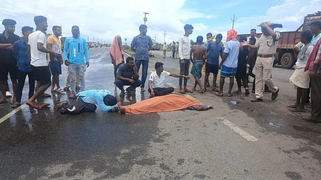 ଅଜଣା ଗାଡି ଧକ୍କାରେ ଯୁବକ ମୃତ: କ୍ଷତିପୂରଣ ଦାବୀରେ ଉତ୍ୟକ୍ତ ଗ୍ରାମବାସୀଙ୍କ ରାସ୍ତାରୋକ