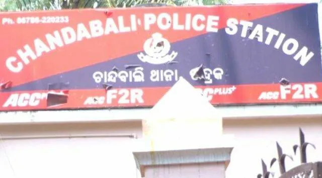 ଚାନ୍ଦବାଲି ଥାନା ପୁଲିସର ବର୍ବର କାଣ୍ଡ: ନାବାଳିକା ଝିଅ ଏବଂ ମା’ଙ୍କୁ ଘୋଷାଡ଼ି ଘୋଷାଡ଼ି ମାଡ଼ ମାରିଲେ ପୁଲିସ ବାବୁ