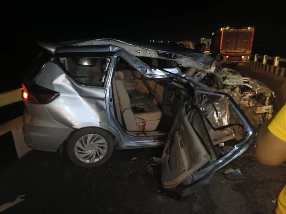 କୁଆଖିଆ ନଦୀ ପୋଲ ଉପରେ ଟ୍ରକ୍-କାର୍ ମୁହାଁମୁହିଁ ଧକ୍କା: ଜଣେ ମୃତ, ୪ ଗୁରୁତର