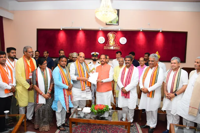 ସରକାର ଗଠନ କରିବାକୁ ବିଜେପିର ଦାବି: ରାଜଭବନ ଯାଇ ରାଜ୍ୟପାଳଙ୍କୁ ଭେଟିଲେ ମୋହନ ମାଝୀ