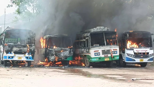 ବିଷମକଟକ ବସ୍‌ଷ୍ଟାଣ୍ଡରେ ଜଳିଗଲା ୪ଟି ଘରୋଇ ଯାତ୍ରୀବାହୀ ବସ୍‌