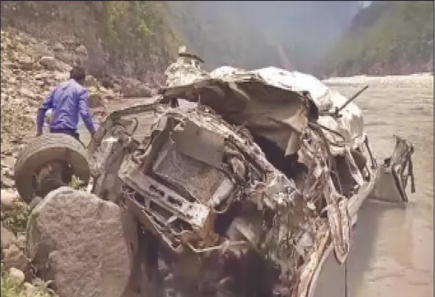 ନଦୀଗର୍ଭକୁ ଖସିଲା ପର୍ଯ୍ୟଟକ ବସ୍,୧୪ ମୃତ