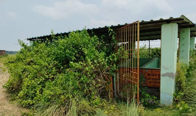 ପରିତ୍ୟକ୍ତ ଅବସ୍ଥାରେ ଆବର୍ଜନା ପୃଥକୀକରଣ କୁଣ୍ଡ: ବାଟ ହୁଡ଼ିଛି ସ୍ୱଚ୍ଛ ଭାରତ ମିସନ