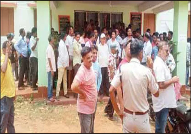 ଆଠଗଡ଼ରେ ବିଜେଡି ଓ ବିଜେପି କର୍ମୀ ମୁହାଁମୁହିଁ: ବ୍ଲକ୍ କାର୍ଯ୍ୟାଳୟରେ ଉତ୍ତେଜନା; ପୁଲିସ ମୁତୟନ