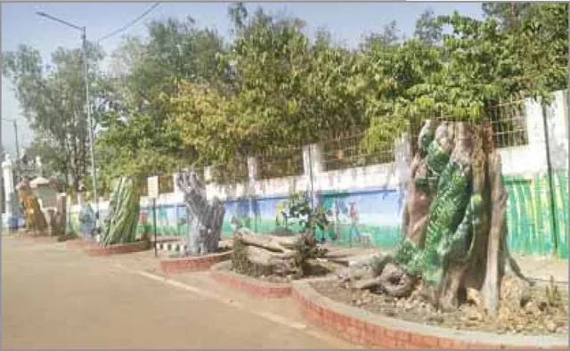 କଟାଗଛରେ ରଙ୍ଗବୋଳି ସୌନ୍ଦର୍ଯ୍ୟୀକରଣ: ରାସ୍ତା ସମ୍ପ୍ରସାରଣ ପାଇଁ କାଟି ଦେଇଥିଲେ