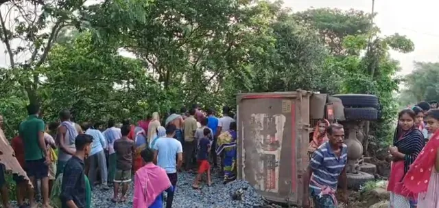 ଘର ଉପରକୁ ମାଡ଼ିଗଲା ଡମ୍ପର: ଦମ୍ପତି ମୃତ, ଅଳ୍ପକେ ବର୍ତ୍ତିଲେ ପୁତ୍ରବଧୂ ଓ ନାତି