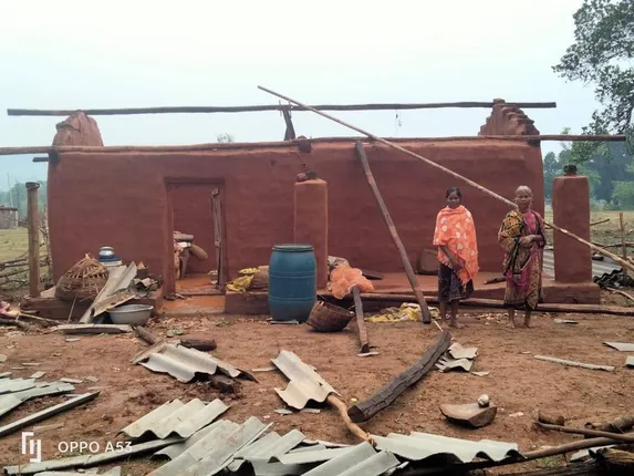 କାଳବୈଶାଖୀରେ ଭାଙ୍ଗିଲା ଘର, ଉଡ଼ିଗଲା ଛପର; ଘର ଉପରେ ପଡ଼ିଲା ଗଛ, ବର୍ତ୍ତିଲେ ୪ ପରିବାର