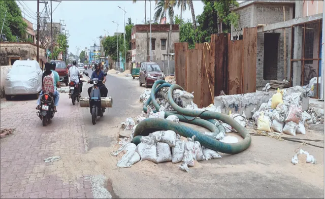 ତିନି ମାସ ବି ତିଷ୍ଠିଲାନି ବକ୍ସଡ୍ରେନ୍‌! ମରାମତି ଲୋଡ଼ିଲାଣି ସ୍ଲାବ୍‌ ଚ୍ୟାମ୍ବରରୁ ଆରମ୍ଭ କରି ଫୁଟ୍‌ପାଥ୍‌