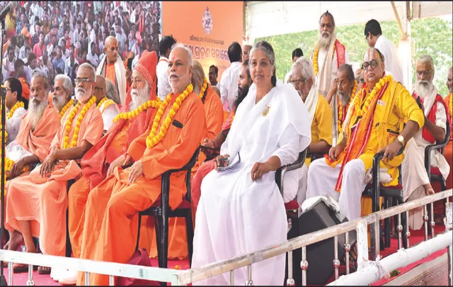 ଉତ୍ସବସ୍ଥଳରେ କାଳଜୟୀ ବାର୍ତ୍ତା: ସାଧୁସନ୍ଥଙ୍କଠାରୁ ଆଶୀର୍ବାଦ ନେଲେ