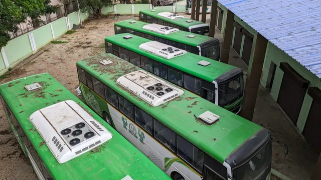 ଖତ ଖାଉଛି କୋଟିକୋଟି ଟଙ୍କାର ଲକ୍ଷ୍ମୀ ବସ୍‌, ବିନା ପଂଜୀକରଣ ଓ ବିନା ରୁଟରେ ବସ୍‌ ରହିଛି