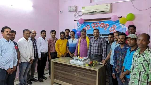 ‘ସମ୍ବାଦ’ ଜୟପୁର ସଂସ୍କରଣର ୨୩ତମ ସ୍ବାନକ୍ଷତ୍ର ଅବସରରେ ବିଧାୟକ ତାରା ବାହିନୀପତିଙ୍କ ସହ କର୍ମଚାରୀମାନେ