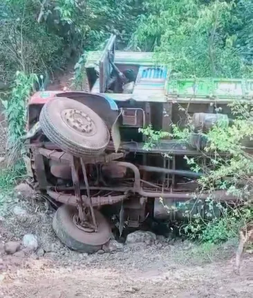 ମଦ୍ୟପ ଟ୍ରକ୍‌ ଡ୍ରାଇଭରର ଉନ୍ମତ୍ତ କାଣ୍ଡ: ୨ ଭଉଣୀଙ୍କୁ ଟ୍ରକ୍‌ ମଡ଼ାଇ ଦେଲା, ଜଣେ ମୃତ, ଜଣେ ଗୁରୁତର