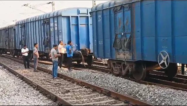 ମାଲବାହୀ ଟ୍ରେନର ୪ ବଗି ଲାଇନଚ୍ୟୁତ: ଯୁଦ୍ଧକାଳୀନ ଭିତ୍ତିରେ ଚାଲିଛି ଟ୍ରାକ୍ ସଜଡ଼ା କାମ, ୩ ଟ୍ରେନ୍ ବାତିଲ