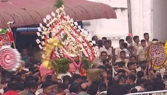 ସ୍ନାନ ବେଦୀରେ ବିରାଜିଲେ ବଡ଼ଠାକୁର