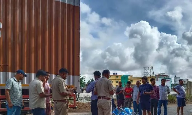 କୀର୍ତ୍ତନ ସାରି ସ୍କୁଟିରେ ଘରକୁ ଫେରୁଥିଲେ ତିନି ଯୁବକ: ଧକ୍କା ଦେଲା ଟ୍ରକ୍, ଚାଲିଗଲା ଜଣଙ୍କ ଜୀବନ