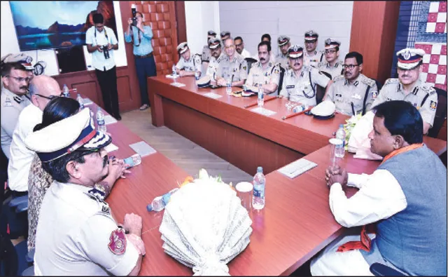 ଲୋକଙ୍କୁ ଉତ୍ତମ ବ୍ୟବହାର କର: ମୁଖ୍ୟମନ୍ତ୍ରୀ