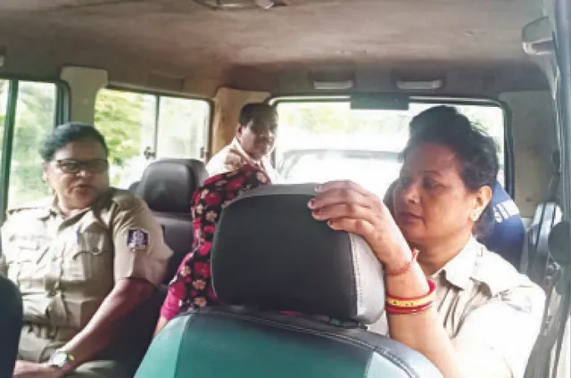 ଧରାପଡ଼ିଲା ଗହଣା ଚୋରଣୀ ନେହା: ଚୋରା ହାର କିଣି ବଣିଆ ଗିରଫ ଭିଣୋଇ ସ୍କୁଟିରୁ ଚିହ୍ନଟ