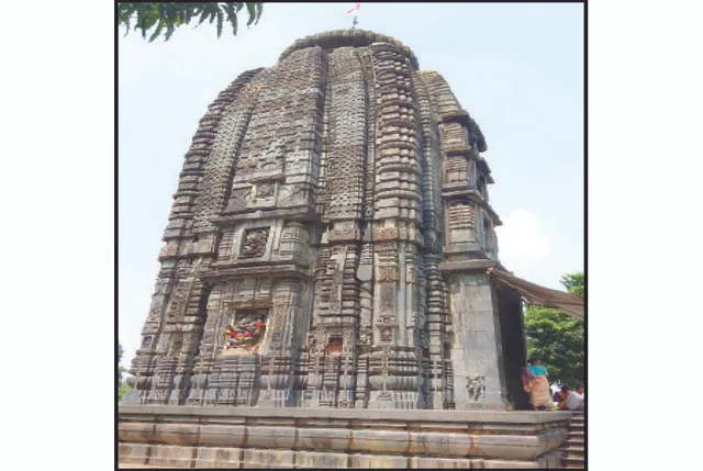 କିଚକେଶ୍ବରୀ ମନ୍ଦିରରେ ବଜ୍ରପାତ: ଖସିପଡ଼ିଲା କଳସ ଓ ତ୍ରିଶୂଳ