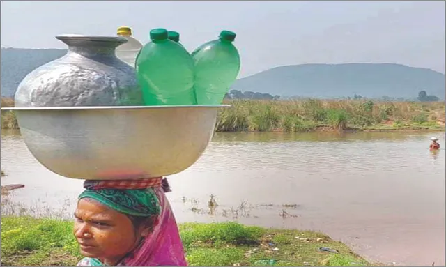 କାମରେ ଲାଗୁନି ‘ବସୁଧା’, ବାହାରୁଛି ଗୋଳିଆ ପାଣି: ନଦୀ ଡେଇଁ ନଦୀରୁ ଛାଣୁଛନ୍ତି ପାଣି