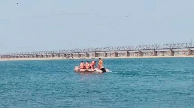 ମହାନଦୀକୁ ଡେଇଁଲେ ଯୁବତୀ: ଉଦ୍ଧାର କାର୍ଯ୍ୟ ଜାରି, କିଛି ଦୂରରେ ଯୁବକଙ୍କ ଝୁଲନ୍ତା ମୃତଦେହ