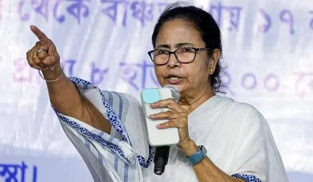 ଦମ୍ପତିଙ୍କୁ ସର୍ବସାଧାରଣରେ ପିଟିବା ଘଟଣା: ସମର୍ଥନ କରିଥିବା ଟିଏମସି ବିଧାୟକଙ୍କୁ କାରଣ ଦର୍ଶାଅ ନୋଟିସ୍ ଜାରି କଲେ ମମତା