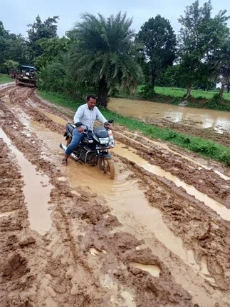 ୧ ପୁଟର କାଦୁଅ ରାସ୍ତା କହୁଛି ଗାଁର ବିକାଶ: ଗାଁକୁ ଗଡୁନି ଆମ୍ବୁଲାନ୍ସ