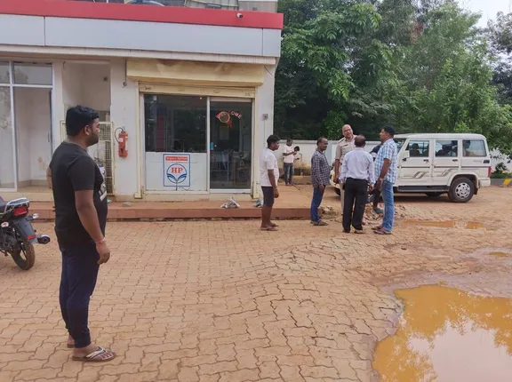 ପେଟ୍ରୋଲ ପମ୍ପରୁ ଡକାୟତି; ବନ୍ଧୁକ ଦେଖାଇ ୨.୪୪ ଲକ୍ଷ ଲୁଟ୍‌