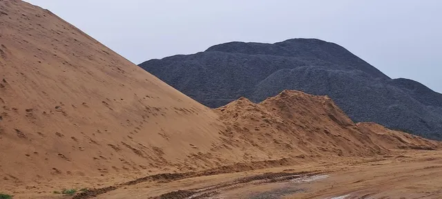 ଜିଲ୍ଲାପାଳଙ୍କ କାର୍ଯ୍ୟାଳୟ ଆଗରେ ବାଲି, ଚିପ୍‌ସ ପାହାଡ଼