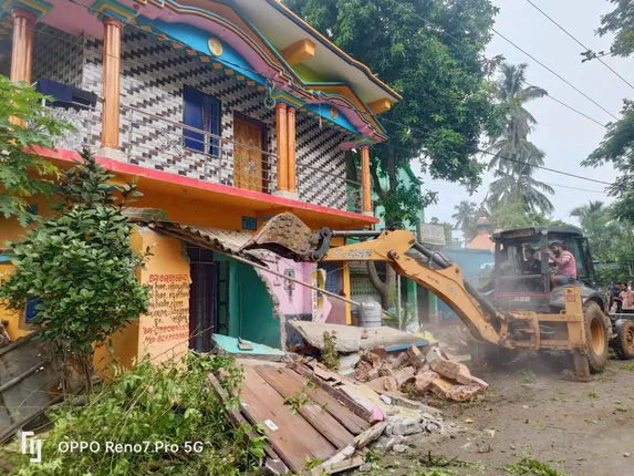 ହଟିଲା ଜବରଦଖଲ, ଭାଙ୍ଗିଲା ଘର