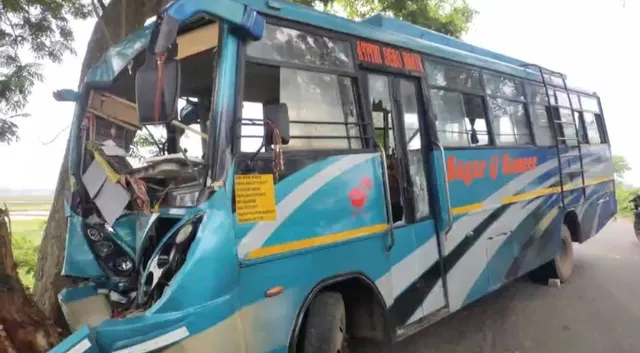 ଭାରସାମ୍ୟ ହରାଇ ଗଛକୁ ଧକ୍କା ଦେଲା ଯାତ୍ରୀବାହୀ ବସ୍: ଚାଳକ ଗୁରୁତର, ଅଳ୍ପକେ ବର୍ତ୍ତିଲେ ୪୦ ଯାତ୍ରୀ