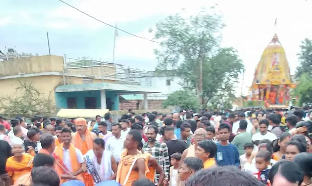 ବାହୁଡ଼ାଯାତ୍ରାରେ ଅଘଟଣ: ବିଦ୍ୟୁତପୋଲରେ ଧକ୍କା ହେଲା ରଥ; ଖସି ପଡ଼ିଲେ ଦୁଇ ସେବାୟତ