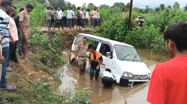 ସ୍କୁଲ ଭ୍ୟାନ୍ ଓଲଟିଲା: ସ୍କୁଲ ଛାତ୍ରଛାତ୍ରୀ ଅଳ୍ପକେ ବର୍ତ୍ତିଲେ