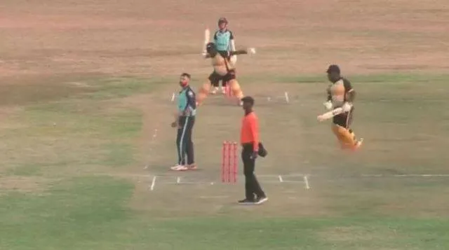 ଶେଷ ବଲରେ ଛକା: ବ୍ୟାଟ୍ସମ୍ୟାନ୍ ଖୁସିରେ ବ୍ୟାଟ୍ ଫିଙ୍ଗିଲେ, ଅମ୍ପାୟାର ଆହତ