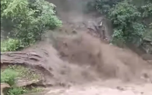 ବଣ୍ଡାଘାଟି ରାସ୍ତାରେ ପାହାଡ଼ି ପାଣି: ୨ ପଞ୍ଚାୟତକୁ ଯୋଗାଯୋଗ ବିଚ୍ଛିନ୍ନ