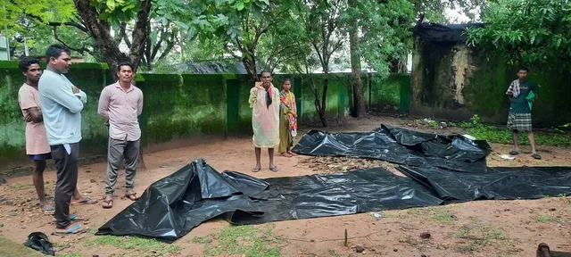 ଜିଲ୍ଲାପାଳଙ୍କ ନିର୍ଦ୍ଦେଶକୁ ବେଖାତିର: ମୋଟୁ ତହସିଲ ପକ୍ଷରୁ ଲୋକଙ୍କୁ ପଲିଥିନ କାଟି ଅଧା ଦିଆଯାଉଛି