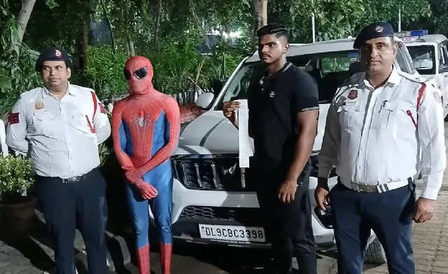 ଦିଲ୍ଲୀ ପୁଲିସ୍‌ ଜାଲରେ ଫସିଲା ସ୍ପାଇଡର୍‌ମ୍ୟାନ୍‌; କଟିଲା ୨୬ ହଜାର ଟଙ୍କାର ଜରିମାନା