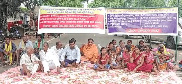 ରାସ୍ତା ଅବରୋଧ: ଖଡ଼ିଆଳ-ଭବାନୀପାଟଣା ରାସ୍ତାରେ ଯାତାୟାତ ବାଧାପ୍ରାପ୍ତ