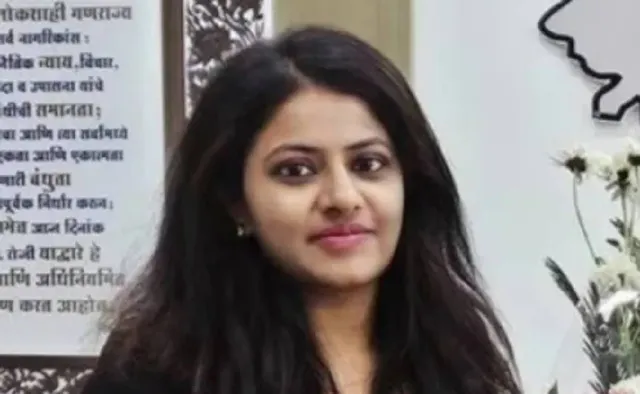 ପୁଲିସ୍‌ ସହ ୨ ଘଣ୍ଟା କଥା ହେଲେ ଟ୍ରେନି ଆଇଏଏସ୍‌ ପୂଜା, ରାତି ୧ଟାରେ ସରିଲା ବୈଠକ