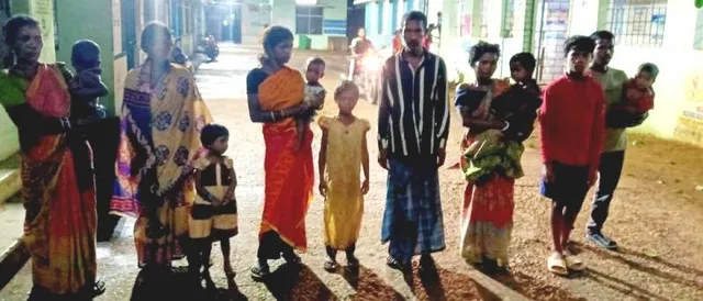 ଜ୍ବରରେ କମ୍ପୁଛି ଗୁହିଆଶାଳ: ରୋଗୀଙ୍କୁ ଡାକ୍ତରଖାନା ନେବାକୁ ନାକେଦମ୍‌ ହେଲେ ଡାକ୍ତରୀ ଦଳ,ଜଣେ ରୋଗୀ ପାଇଁ ୧୩ଜଣ ଅଟକି ରହିଲେ