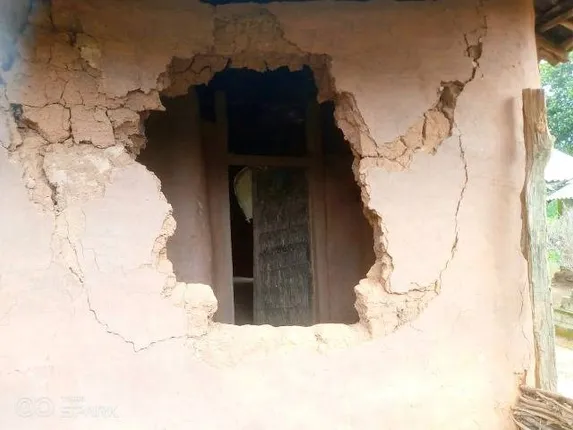 କାନ୍ଥ କଣା କରି ଧାନଚାଉଳ ଖାଇଲେ ହାତୀ