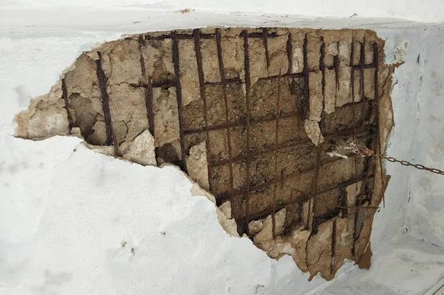 କଲରଙ୍ଗି ଶିବ ମନ୍ଦିର ଛାତରୁ କଂକ୍ରିଟ୍‌ ଖସି ପୂଜକ ଆହତ, ଶ୍ରାବଣରେ ଶ୍ରଦ୍ଧାଳୁଙ୍କ ସୁରକ୍ଷା ନେଇ ପ୍ରଶ୍ନ