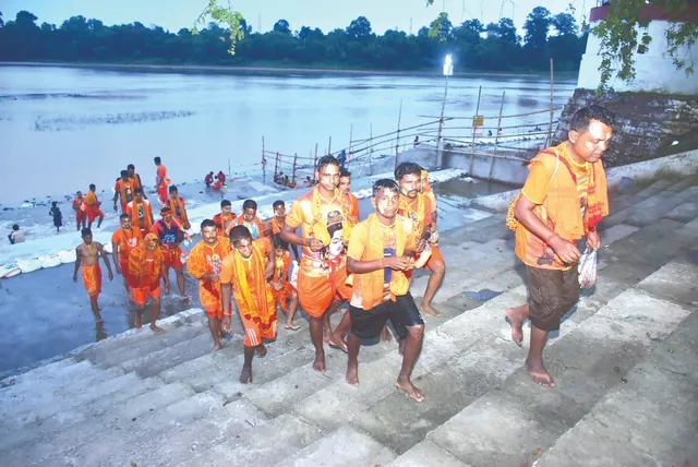 ପାଣି ଉଠାଇଲେ, ଚାଲିଚାଲି ଯାଇ ଜଳାଭିଷେକ କଲେ: ପ୍ରଥମ ସୋମବାରରେ ଶୈବପୀଠରେ ଭକ୍ତଙ୍କ ଭିଡ଼