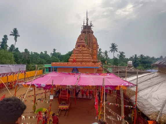 ଠାକୁରଙ୍କ ଦର୍ଶନ ପାଇଁ ଆସୁଥିଲେ ମହିଳା; ବେକରୁ ସୁନା ଚେନ ଝାମ୍ପି ନେଲେ ଦୁର୍ବୃତ୍ତ