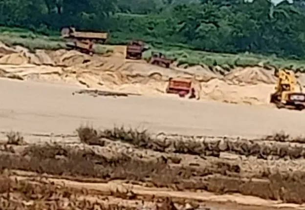 ସୁପ୍ରିମକୋର୍ଟ ନିର୍ଦ୍ଦେଶକୁ ଫୁ; ଦିନରେ ନଦୀରୁ ଉଠାଚାଲିଛି ବାଲି