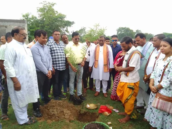 ବନ ମହୋତ୍ସବରେ ଯୋଗଦେଲେ ବିଧାୟକ, ଅଧ୍ୟାପକ