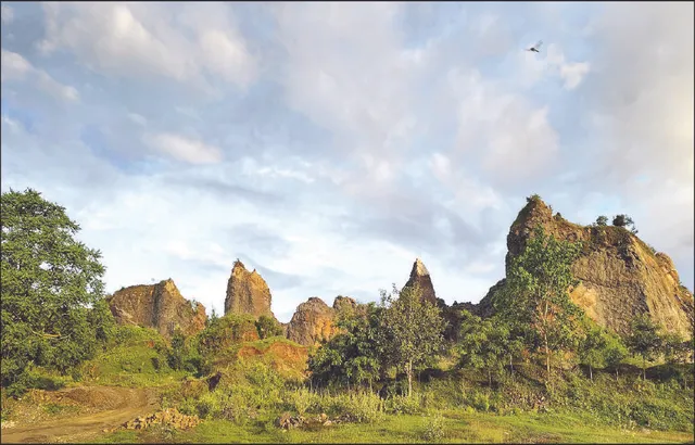 ଏଠି ବି ଦିନେ ପାହାଡ଼ ଥିଲା: ନେତା, ମାଫିଆ ଖାଇଗଲେ ଧର୍ମଶାଳା କଳାପଥର