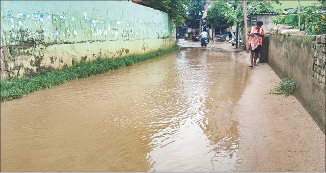 ଅସରାଏ ବର୍ଷାରେ ଆଣ୍ଠୁଏ ପାଣି: ଖୋଳିଦେଇ ପଳେଇ ଯାଇଛନ୍ତି